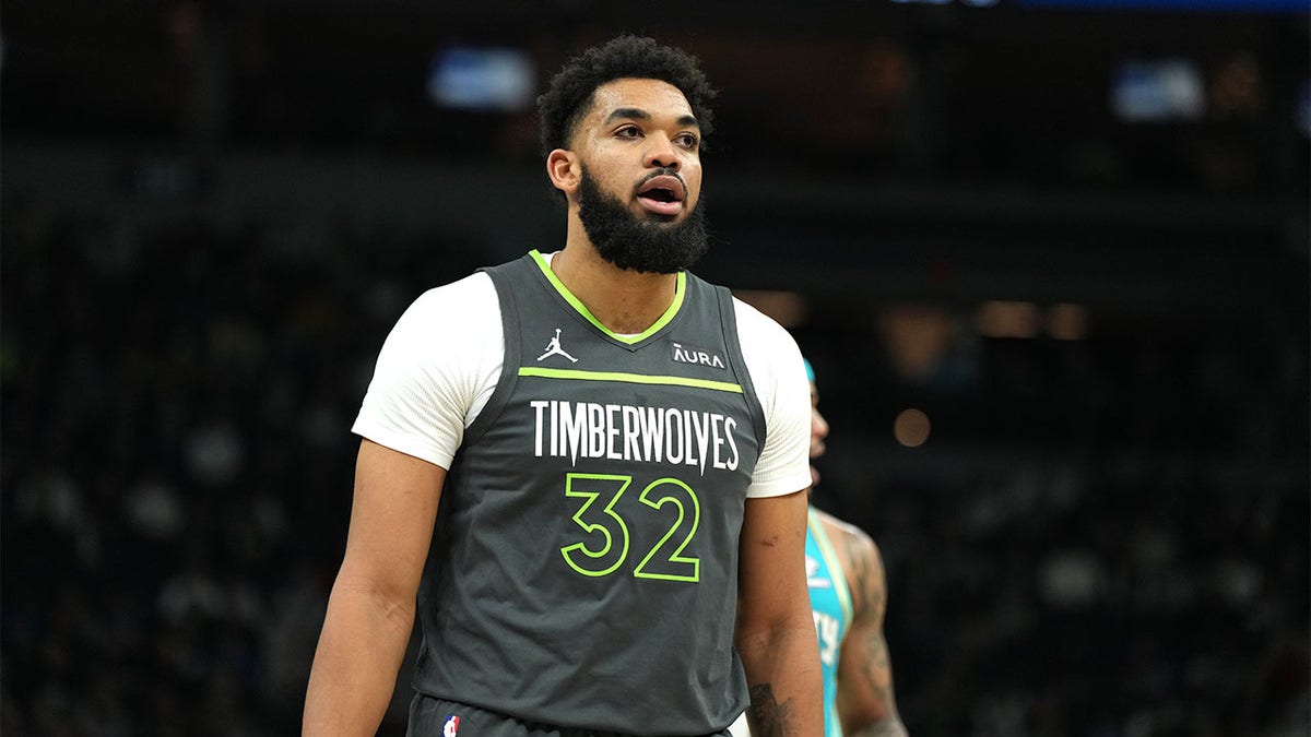 Karl-Anthony Towns plays against Charlotte