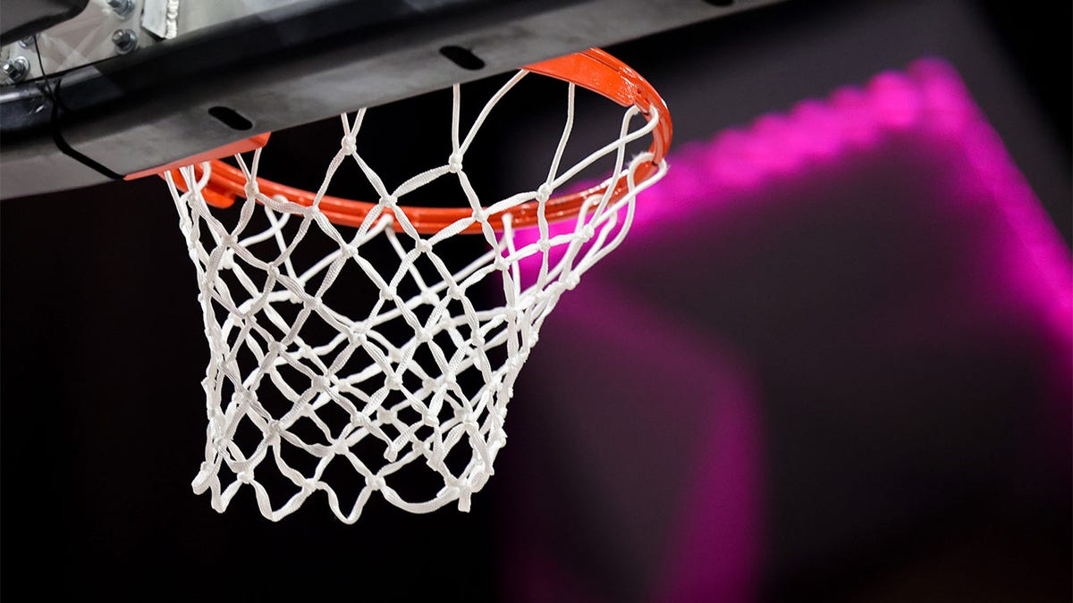 uma foto de uma cesta de basquete