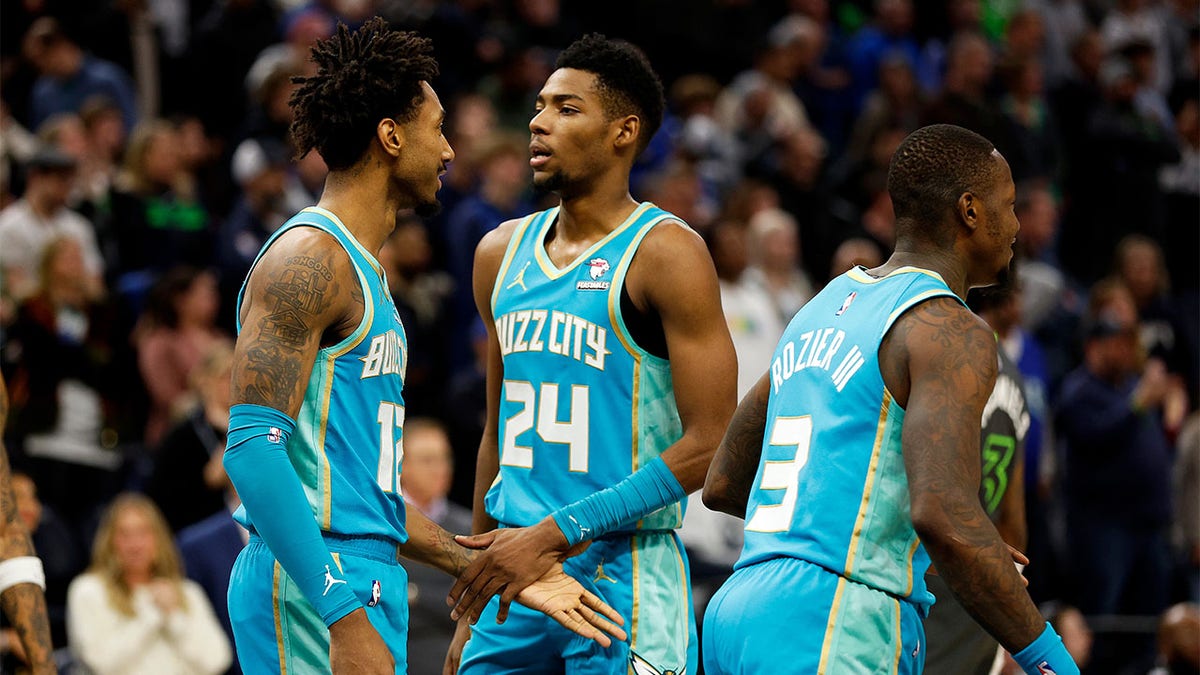 Los Hornets juegan contra Minnesota