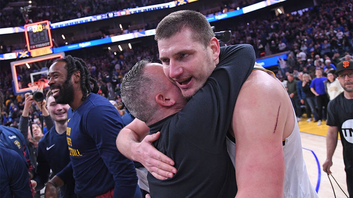 Nikola Jokic abraça Mike Malone