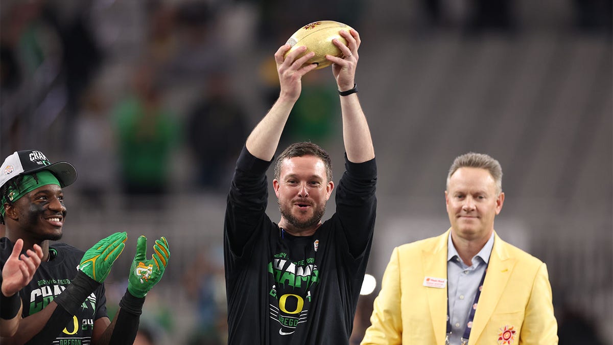 Dan Lanning comemora após vencer o Fiesta Bowl