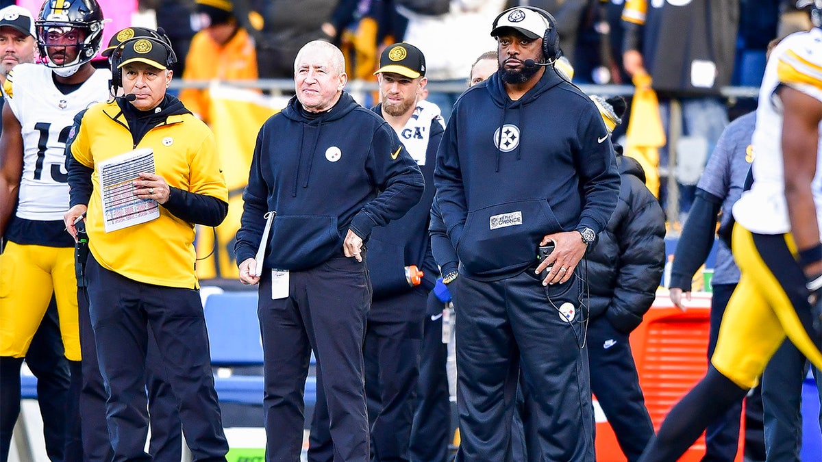 Mike Tomlin coaches against Seattle