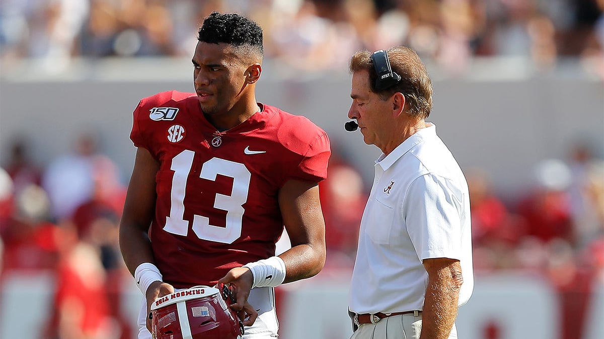 Nick Saban con Tua Tagovailoa