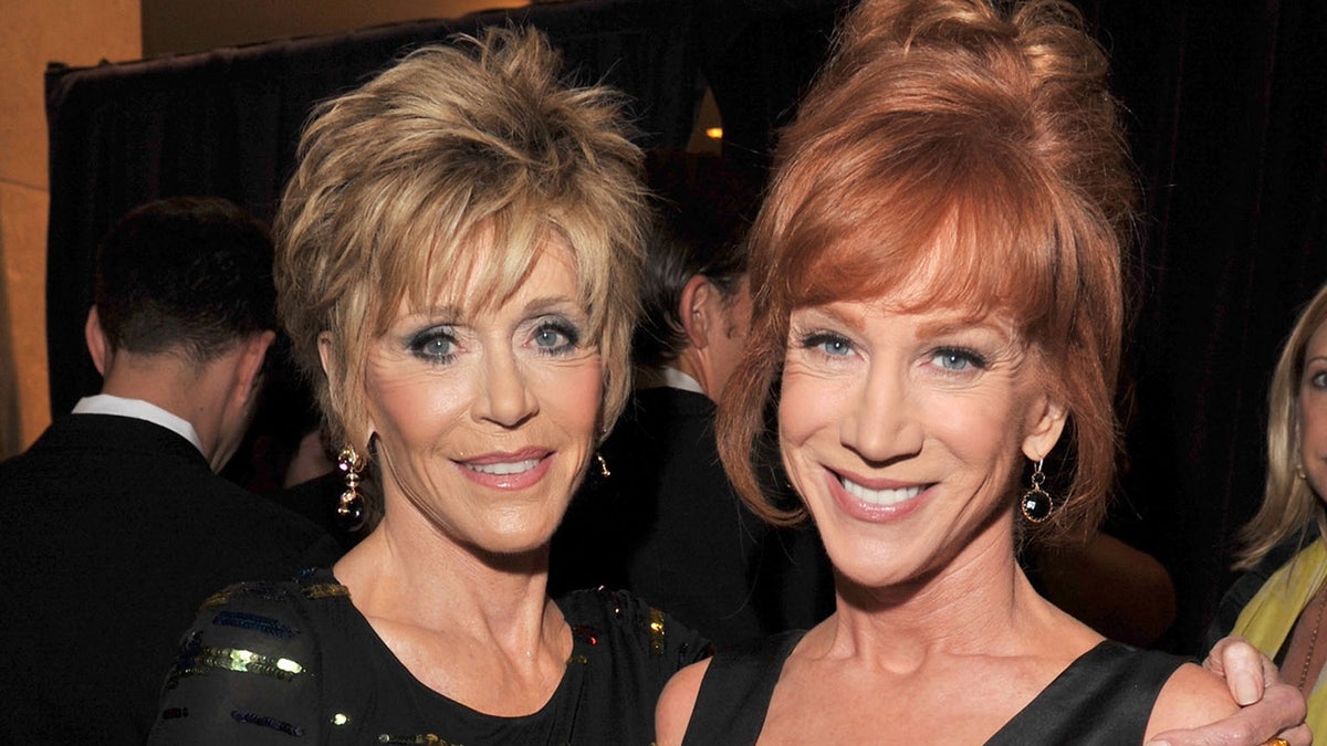 Um close de Kathy Griffin e Jane Fonda sorrindo juntas