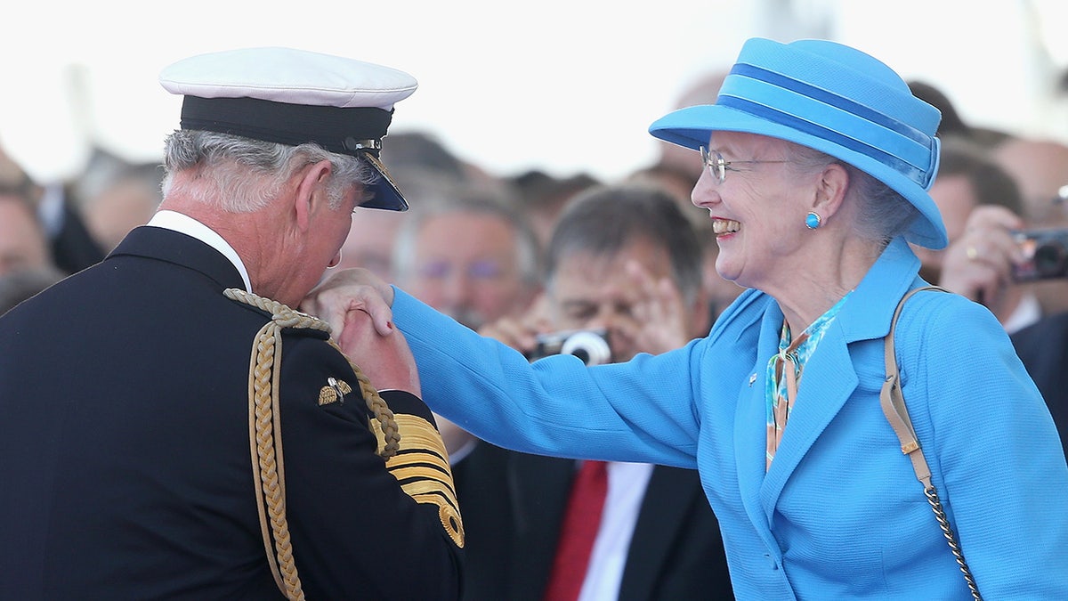 Rei Charles beijando a mão da Rainha Margrethe