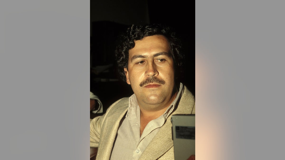 Pablo Escobar olhando para longe