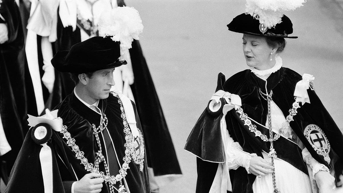 Um jovem Príncipe Charles e Rainha Margrethe em vestes reais