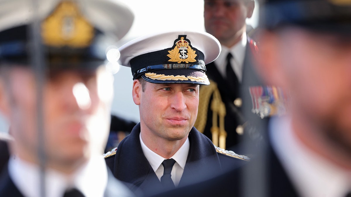 Um close do príncipe William em uniforme naval