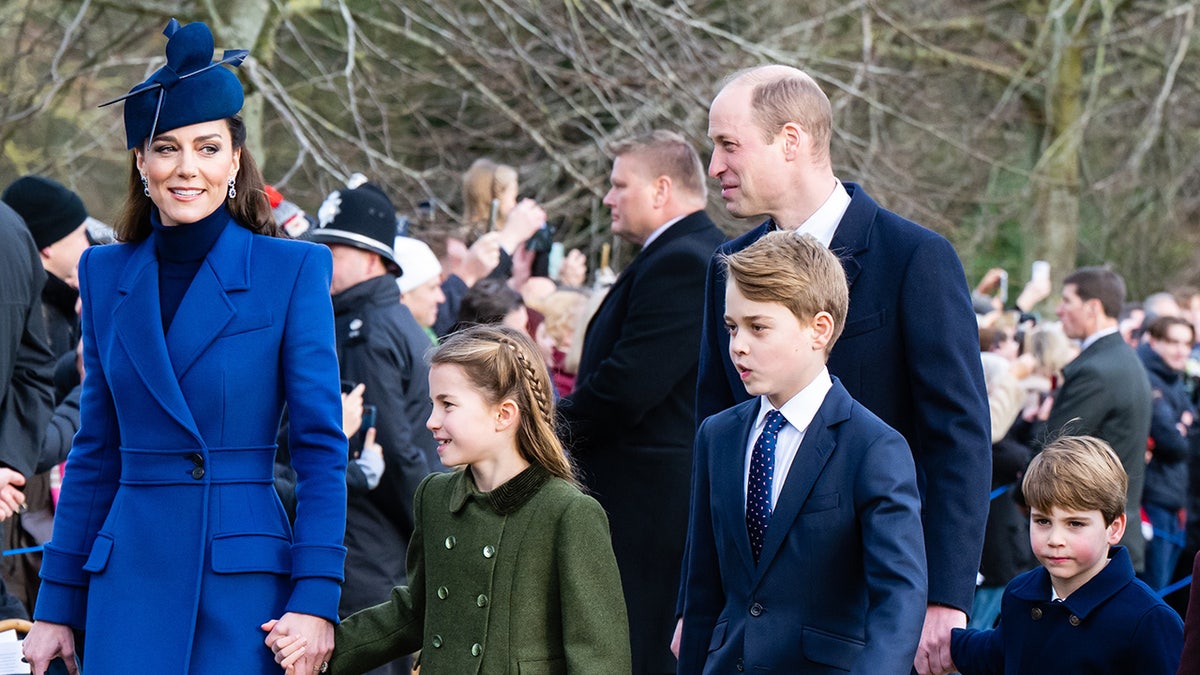 O Príncipe e a Princesa de Gales caminhando ao ar livre com seus três filhos