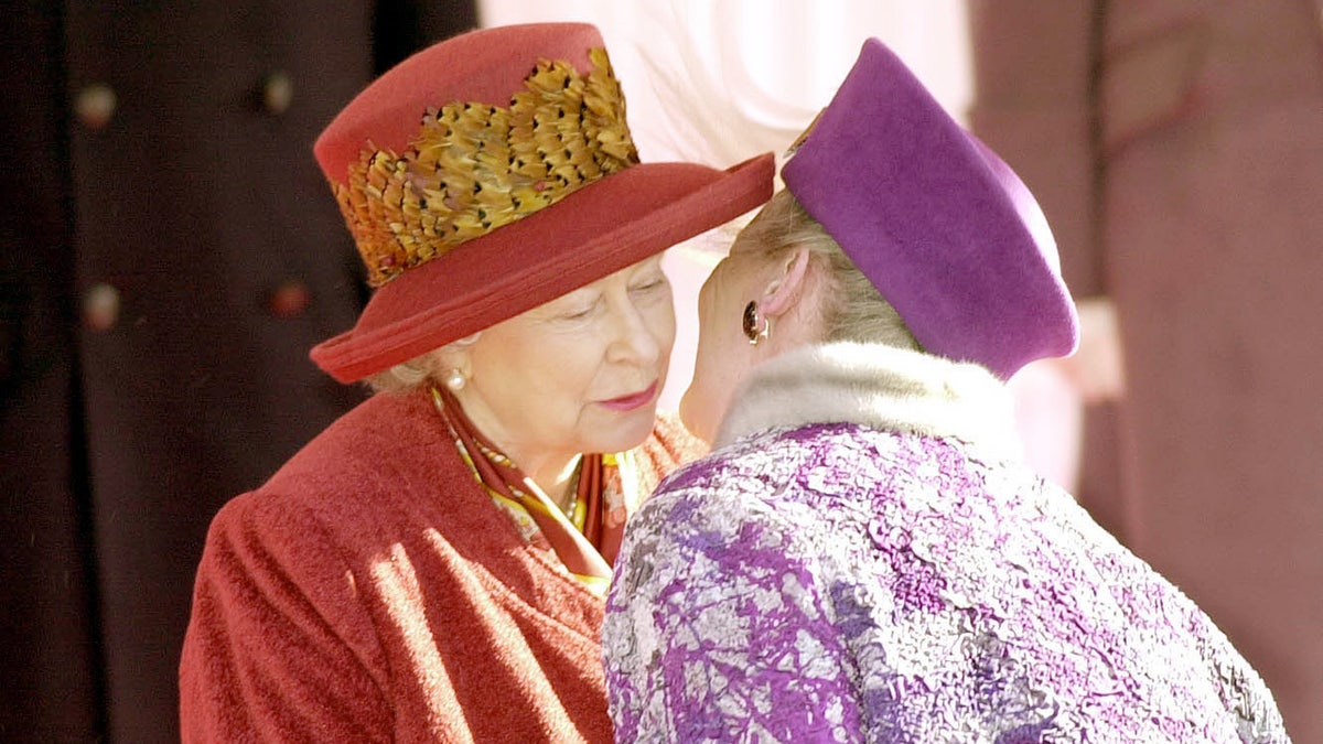 Rainha Elizabeth sendo beijada na bochecha pela Rainha Margrethe