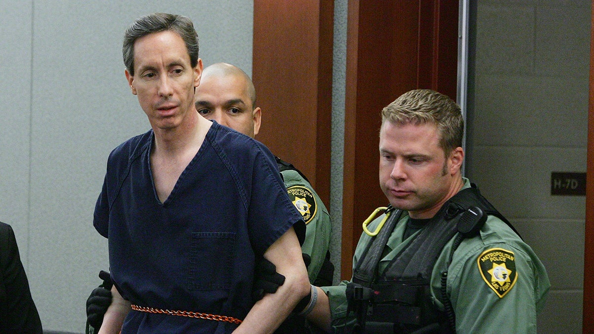 Warren Jeffs, escoltado por agentes del SWAT del Departamento de Policía Las Vegas , se dirige al tribunal