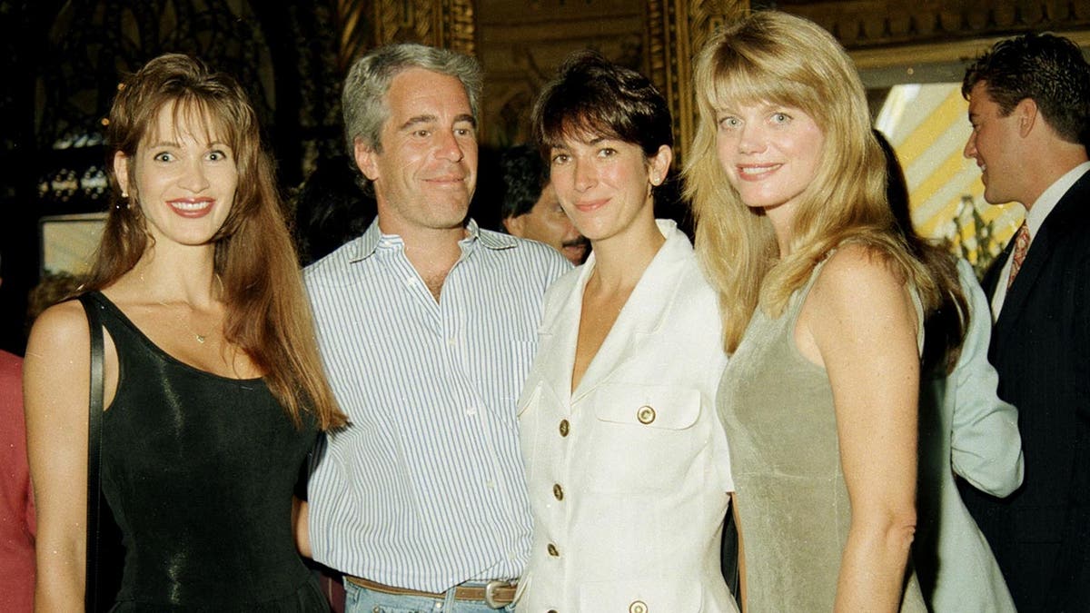 Gwendolyn Beck, Jeffrey Epstein, Ghislaine Maxwell en una fiesta con Deborah Blohm