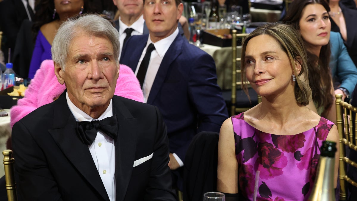 Harrison Ford e Calista Flockhart sentados um ao lado do outro