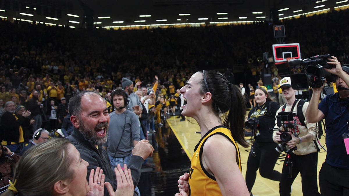 Iowa’s Caitlin Clark Sinks Buzzer-beater From Halfcourt Logo To Push ...