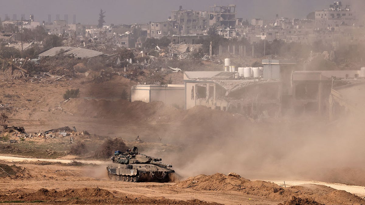 Movimiento de tanques israelíes en la Franja de Gaza