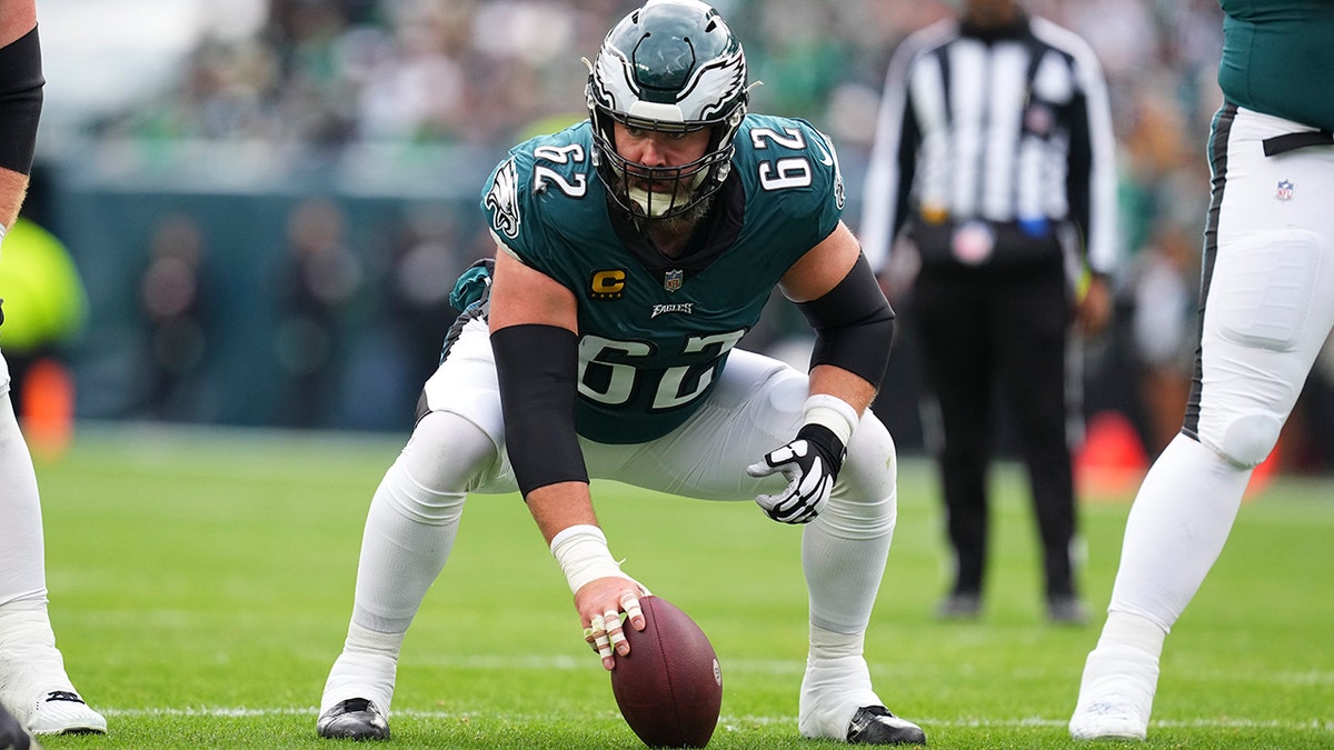 Jason Kelce gives trainer touching gesture at retirement conference