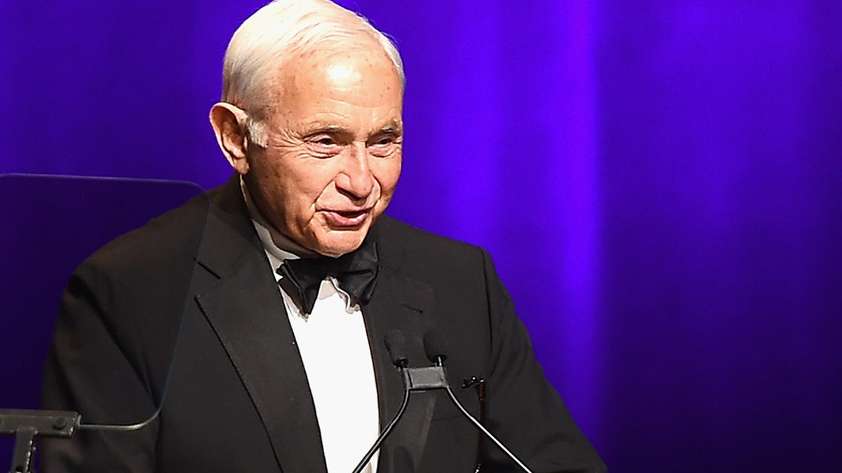 Les Wexner habla en el escenario