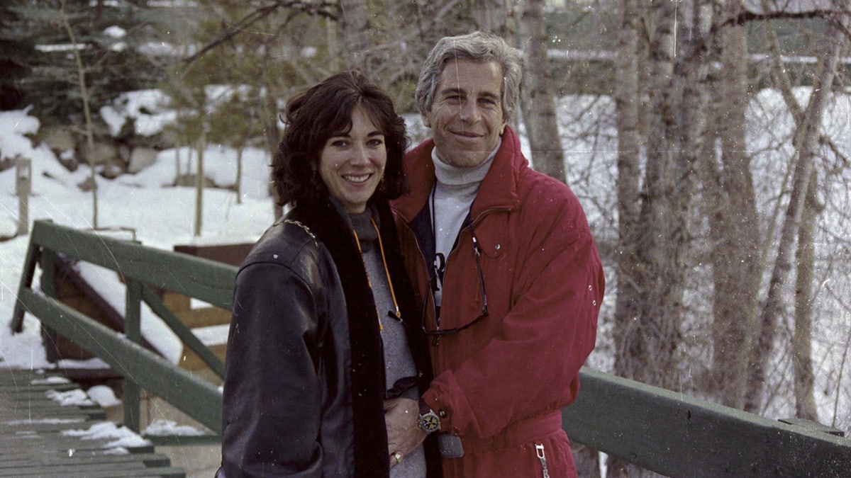 Ghislaine Maxwell y Jeffrey Epstein sonríen en esta fotografía sin fecha