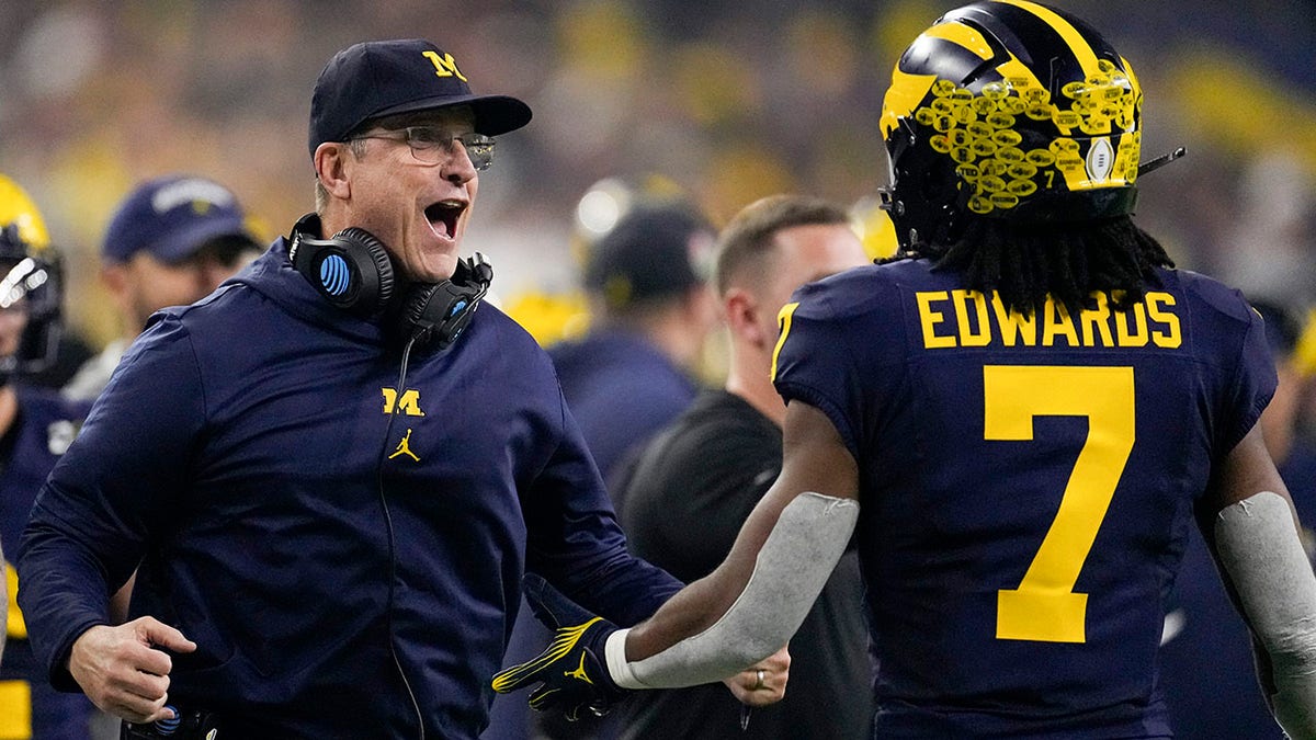 Donovan Edwards e Jim Harbaugh