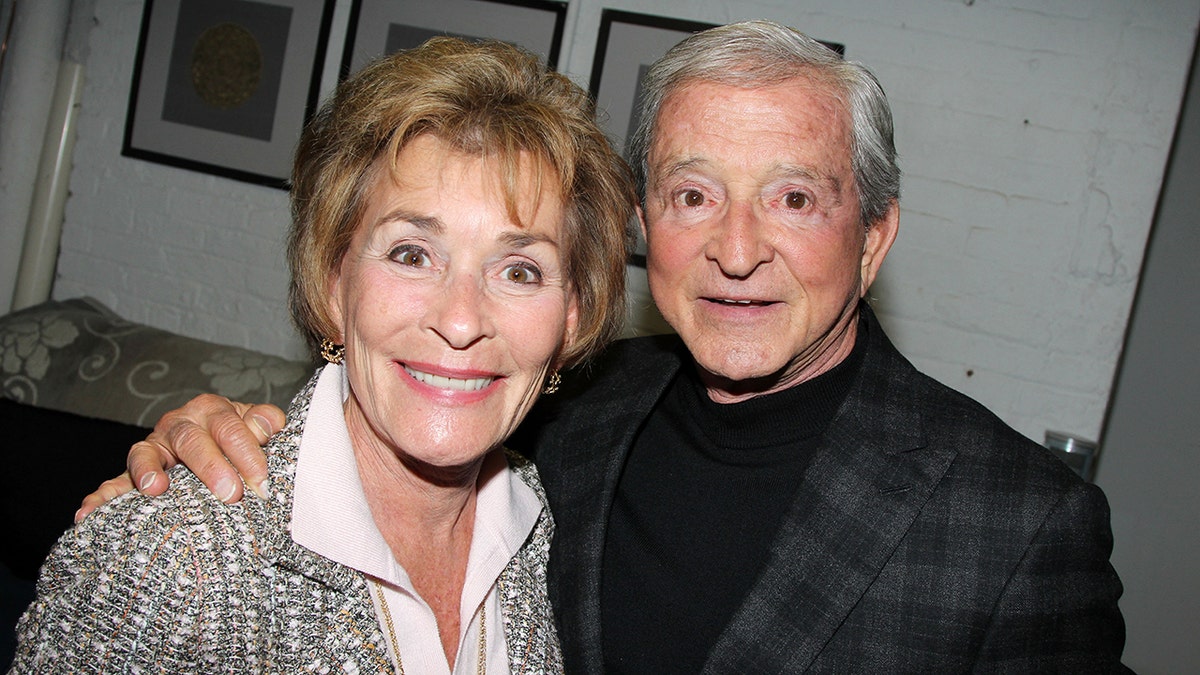Judy e Jerry Sheindlin posando juntos