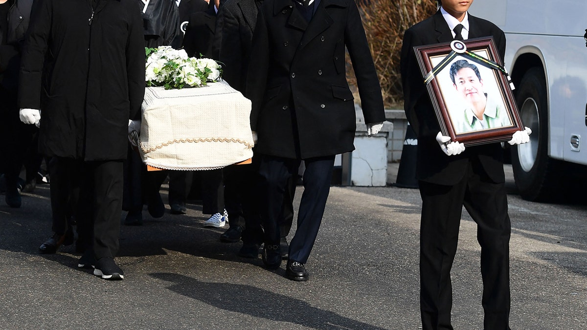 Lee Sun-kyun's casket being walked