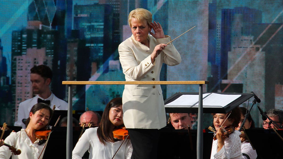 Marin Alsop conducts