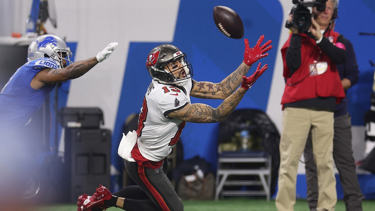 MIKE EVANS DIVES FOR BALL