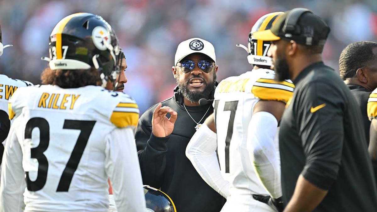 Steelers’ Mike Tomlin Walks Out Of Press Conference In Middle Of ...