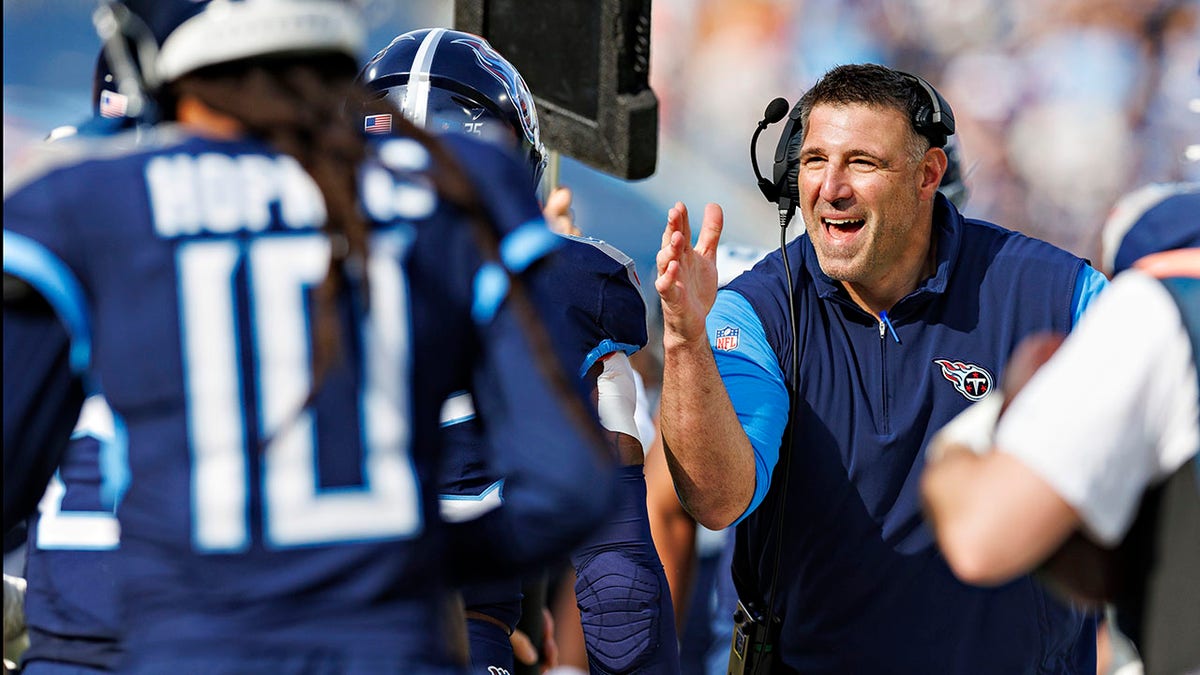 Former Titans Coach Mike Vrabel Takes Browns Consultant Role: Reports ...