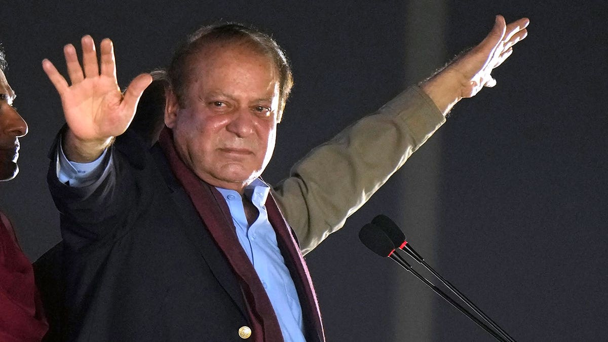 Nawaz Sharif waves to supporters