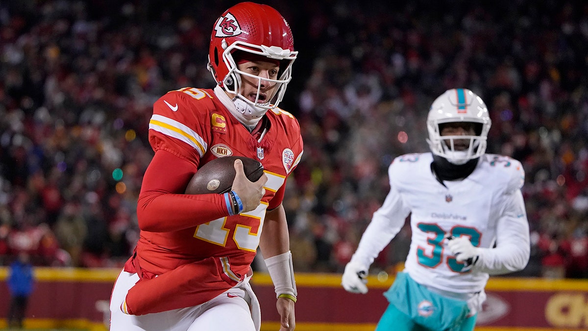 Patrick Mahomes corre