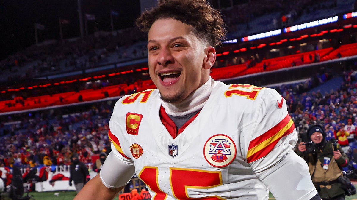 Bills Fans Pelt Patrick Mahomes With Snowballs As He Leaves Field ...