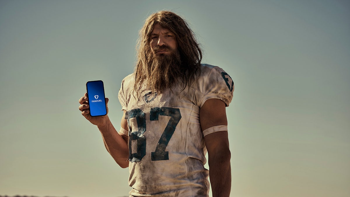 NFL legend Rob Gronkowski gets second chance at making Super Bowl field goal in FanDuel’s ‘Kick of Destiny 2’ 2 Rob Gronkowski holds up phone