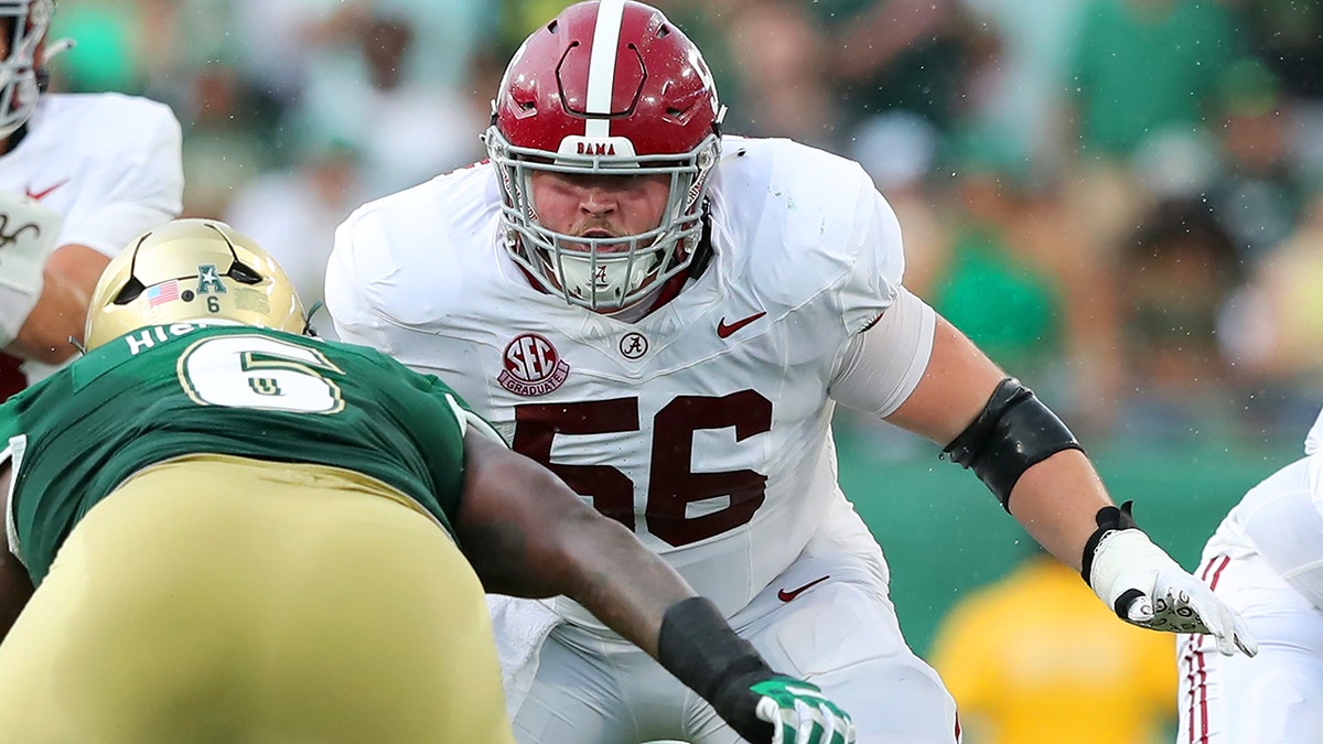 Alabama center scrutinized over bad snaps in Rose Bowl loss enters transfer portal 2 Seth McLaughlin vs USF