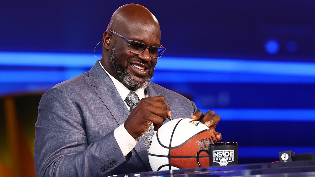 Shaq signs basketball