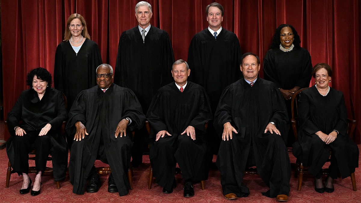 Juízes da Suprema Corte sentados para um retrato.