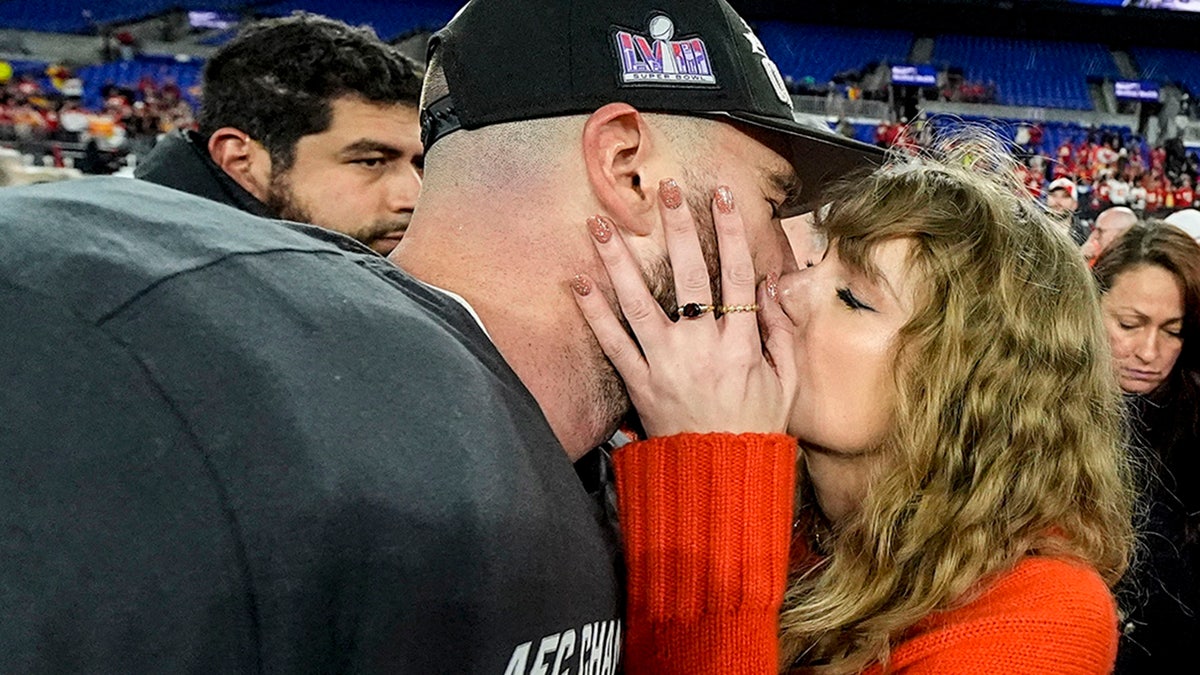 Taylor Swift beija Travis Kelce após um jogo de futebol americano do AFC Championship NFL