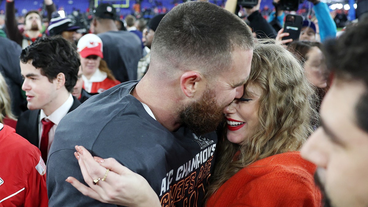 Travis Kelce se inclina para beijar Taylor Swift no jogo do Kansas City Chiefs