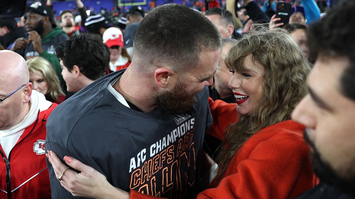 Travis Kelce comemora com Taylor Swift