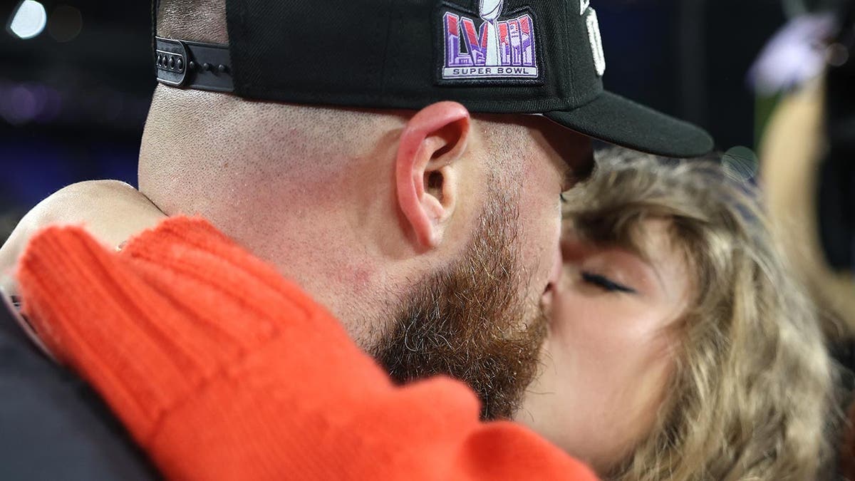 Travis Kelce and Taylor Swift kiss