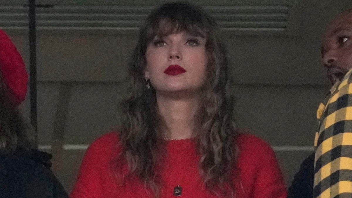 Taylor Swift looks on