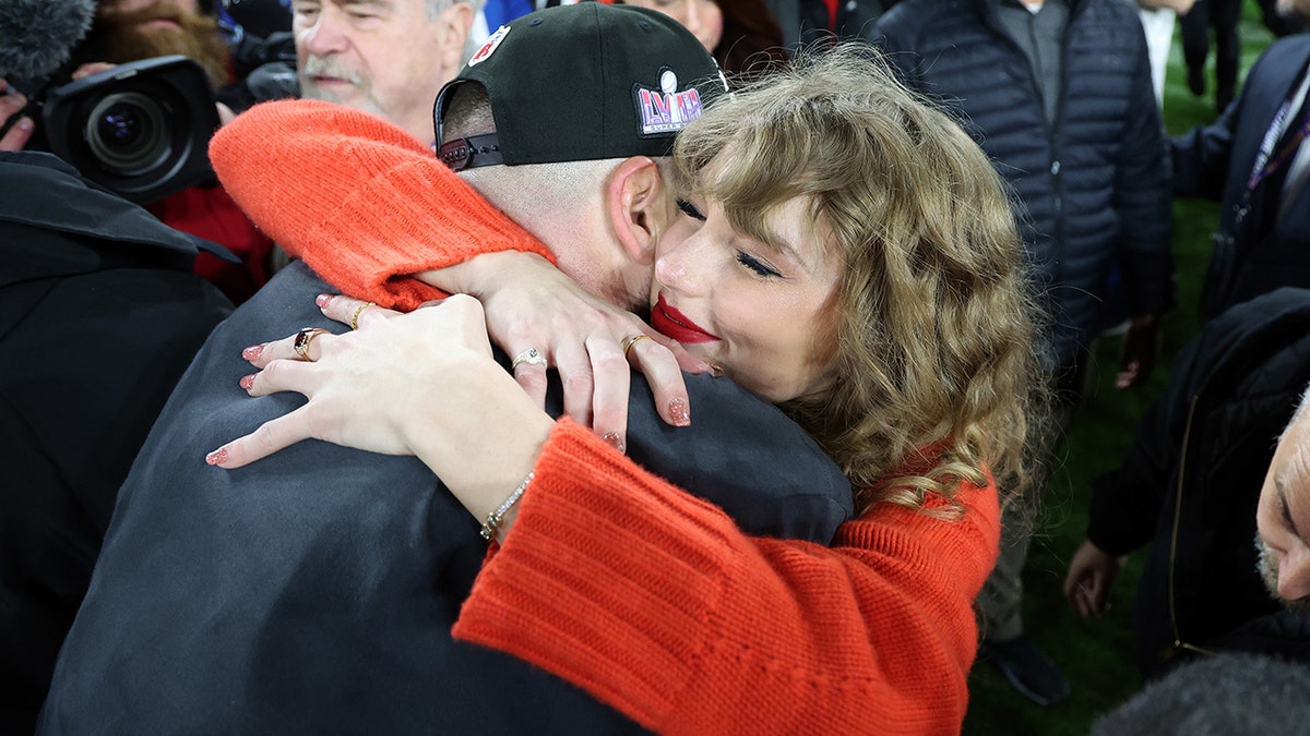 Taylor Swift hugs Travis Kelce after Chiefs game