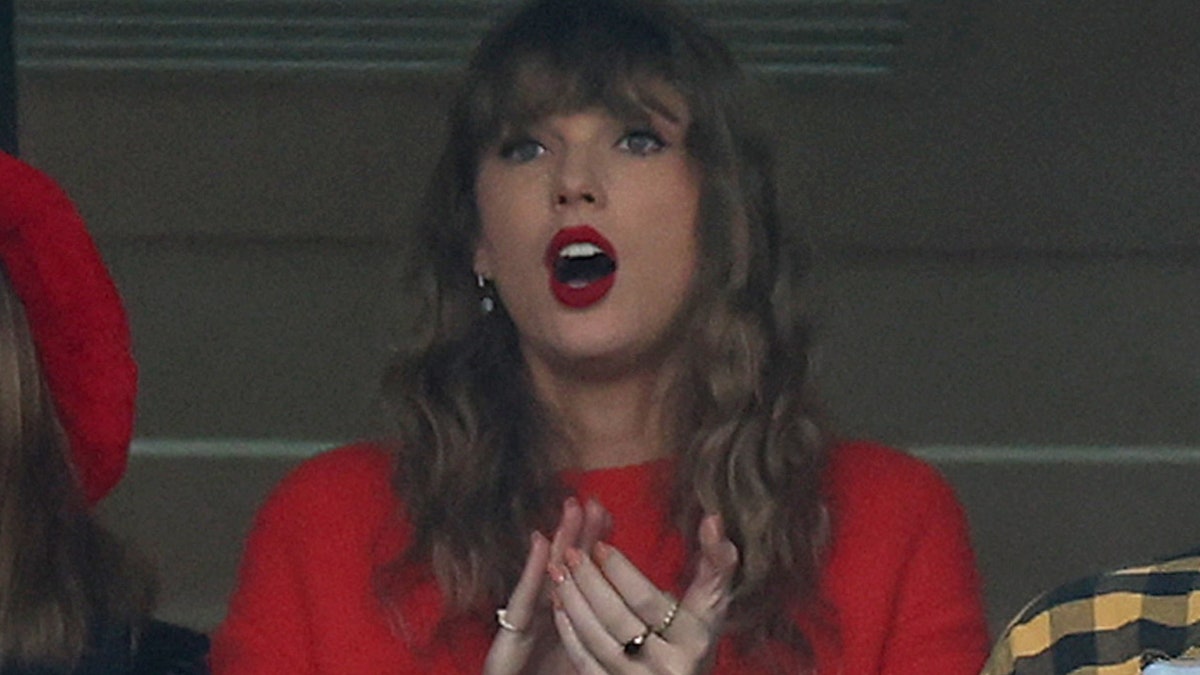 Taylor Swift watches Chiefs-Ravens