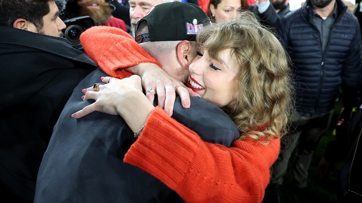 Taylor Swift hugs Travis Kelce