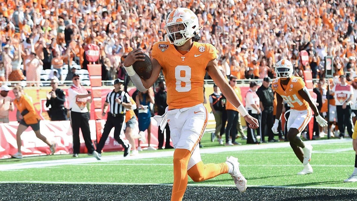 Super Bowl champion Brock Osweiler takes issue with Tennessee trying to score up 35-0 1 Tennessee quarterback runs into the end zone