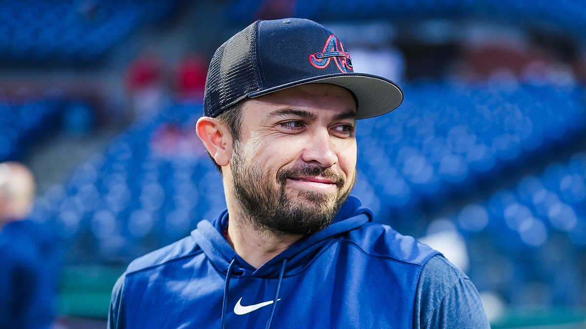 Travis d'Arnaud sorri em campo