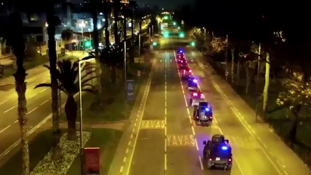 Vehiculele poliției din Turcia circulă pe drum