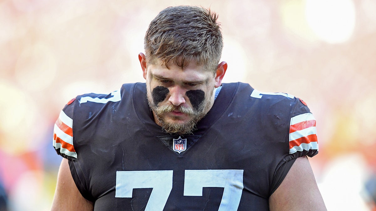 Wyatt Teller contra los Steelers