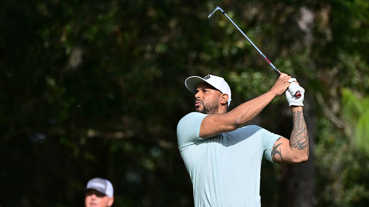 Aaron Hicks jogando golfe