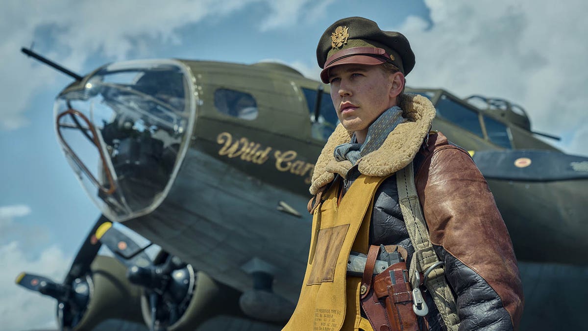 austin butler standing in front of plane in masters of the air